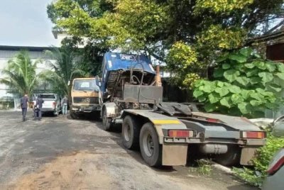 Sebuah premis yang menjalankan aktiviti membaiki kenderaan berat di Lorong Sungai Rasah 24A di Klang dikenakan tindakan penguatkuasaan setelah didapati beroperasi tanpa lesen