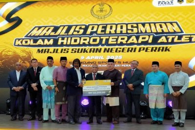 Saarani (lima dari kanan) menyempurnakan gimik penyerahan geran bantuan sempena Majlis Perasmian Kolam Hidroterapi Atlet MSN Perak dan Penyerahan Geran Bantuan Kepada Persatuan Sukan Negeri di Seladang Sports Hub, MSN Perak di Ipoh pada Rabu.