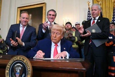 Presiden AS, Donald Trump, menandatangani perintah eksekutif untuk meningkatkan perlombongan dan pengeluaran arang batu di White House, Washington. AFP