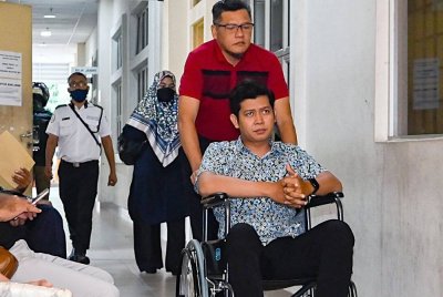 Ibu bapa Zayn Rayyan Abdul, Zaim Ikhwan Zahari dan Ismanira Abdul Manaf hadir di Mahkamah Sesyen Petaling Jaya hari ini bagi sambung bicara kes pengabaian yang dihadapi mereka terhadap kanak-kanak autistik berusia enam tahun itu. Foto Bernama