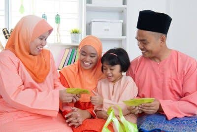 HARAM untuk menggunakan duit raya anak walaupun untuk tujuan keperluan mereka. Foto Canva