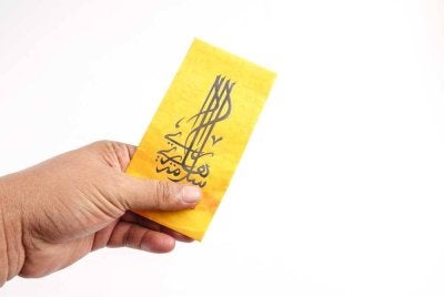 WALAUPUN duit raya diberikan kecil nilainya, tetapi jika disertai dengan niat yang ikhlas untuk menggembirakan hati orang lain, maka ia adalah satu sedekah yang besar nilainya di sisi ALLAH SWT. -Foto: CANVA