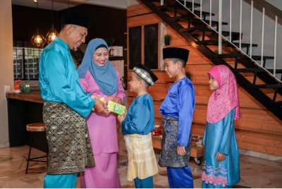 BUDAYA pemberian duit raya bukan sekadar tradisi semata-mata, bahkan ia membawa nilai ibadah jika dilakukan dengan adab dan niat yang betul. -Foto: CANVA 