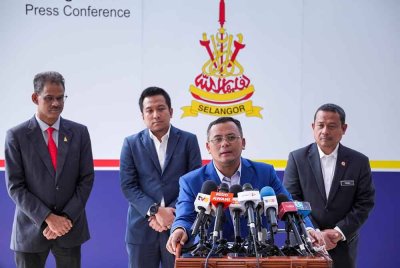 Amirudin pada sidang media di Dewan Annex, Bangunan SUK Shah Alam di sini pada Rabu.