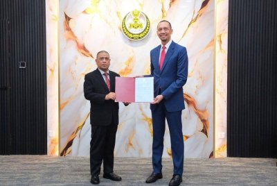 Saarani (kiri) menyerahkan surat lantikan sebagai Ketua Pegawai Eksekutif Perak SADC yang baharu kepada Mohd Azhar dalam satu majlis di Pejabat Menteri Besar Perak, Bangunan Perak Darul Ridzuan di sini pada Rabu.