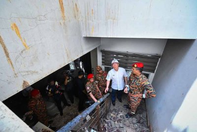 Kor Ming meninjau kerosakan yang dialami akibat kebakaran saluran gas di Putra Heights petang tadi.