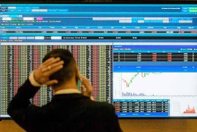 Pada jam 5 petang, indeks FTSE Bursa Malaysia KLCI (FBM KLCI) susut 42.97 mata atau 2.98 peratus kepada 1,400.59 daripada 1,443.56 pada Selasa. Foto hiasan