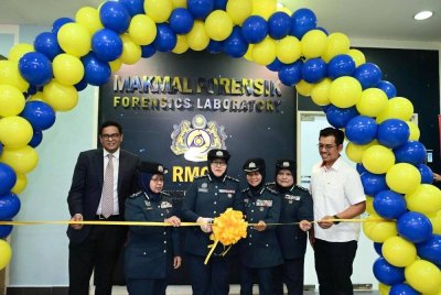 Anis Rizana (tiga, kiri) ketika perasmian Makmal Forensik Digital baru-baru ini.