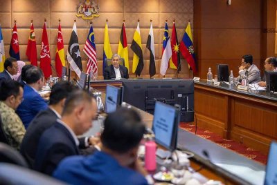 Ahmad Zahid mempengerusikan mesyuarat koordinasi pelaksanaan ketiga-tiga karnival berkenaan pada Rabu. Foto Facebook Zahid Hamidi