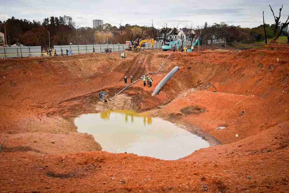 Suasana di sekitar lokasi kejadian letupan dan kebakaran saluran gas di Subang Jaya. Foto fail Bernama