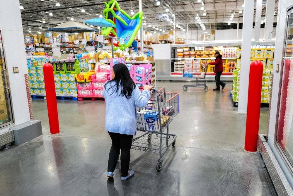 Kesan daripada tarif Trump menyebabkan kenaikan harga barangan di AS.