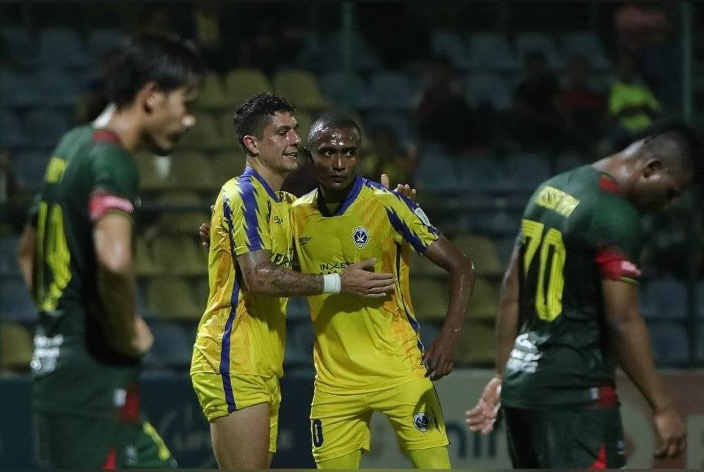 Aleksandar Cvetkovic (kiri) meledak gol kedua Tok Gajah ketika menentang KDA FC di Temerloh.