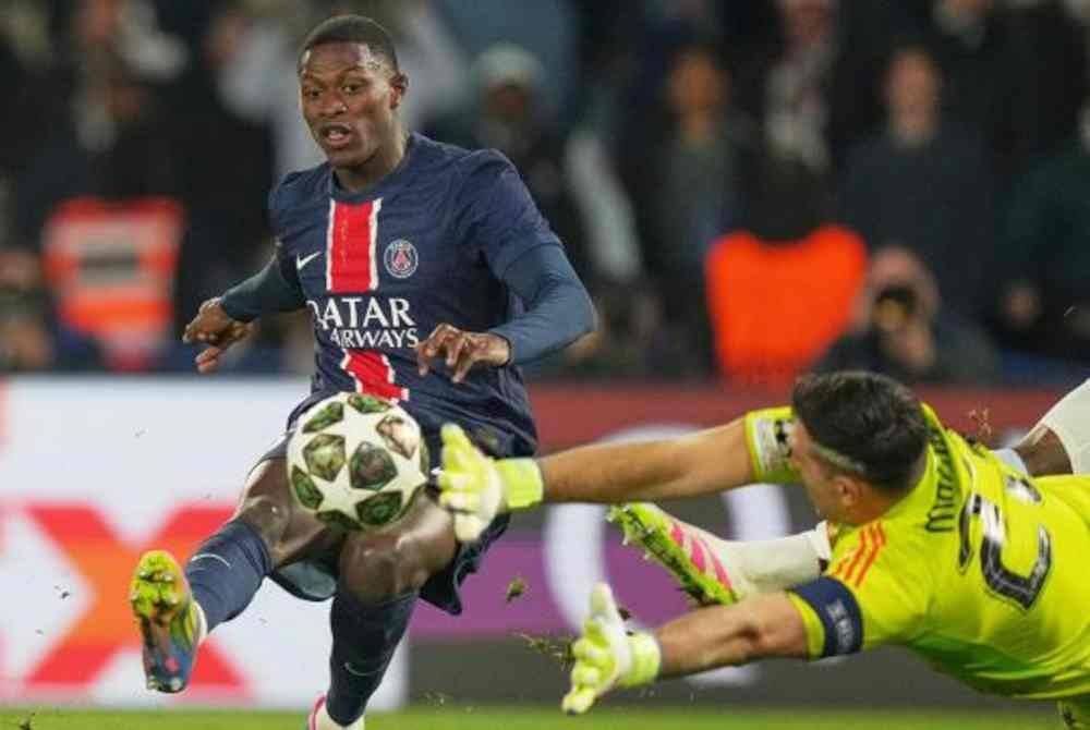 Aksi Nuno Mendes ketika menjaringkan gol ketiga pasukannya pada perlawanan suku akhir pertama UCL antara Paris Saint-Germain dan Aston Villa di Stadium Parc des Princes, Paris. Foto AP