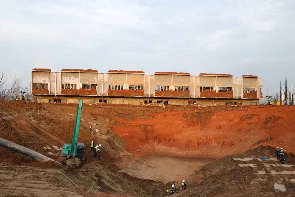 Kerja pengorekan sedang dilaksanakan di lokasi kebakaran saluran paip gas di Putra Heights, Subang Jaya. Foto Polis Selangor