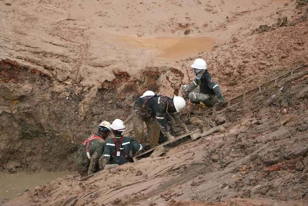 Pasukan teknikal daripada pelbagai agensi melakukan kerja penstabilan struktur tanah dan siasatan di lokasi tragedi letupan saluran paip gas di Putra Heights, Subang Jaya. Foto Polis Selangor
