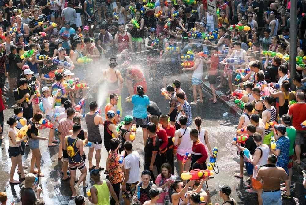 Songkran disambut setiap tahun selama tiga hari mulai 12 April, menandakan permulaan Tahun Baharu Thailand. Gambar hiasan.