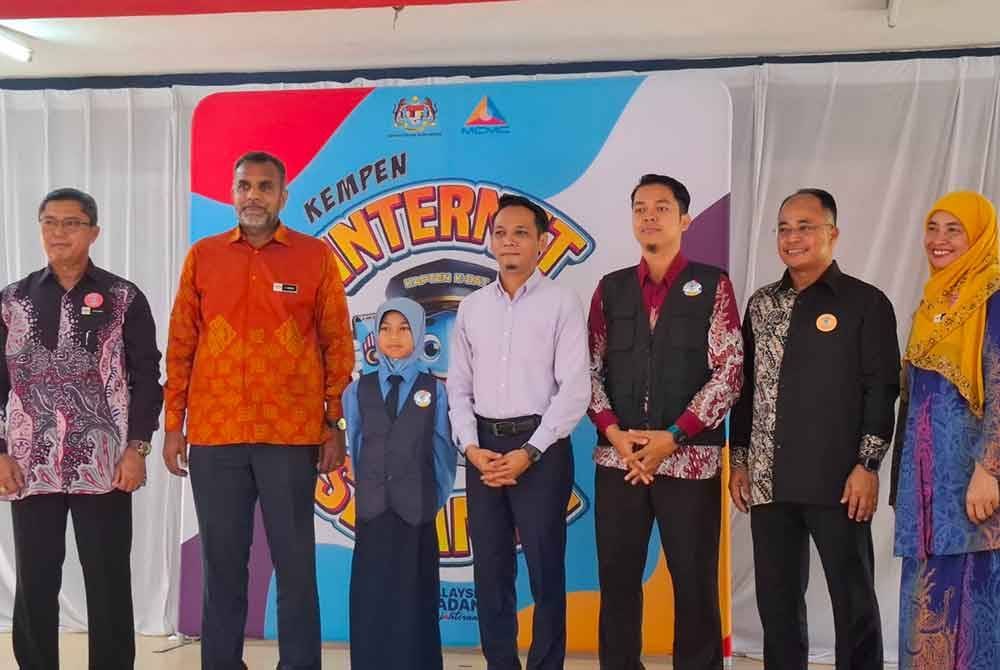 Mohd Azlan bersama wakil murid dan guru yang dilantik sebagai Ikon Internet Selamat SK Bidor 2, Tapah pada Khamis.