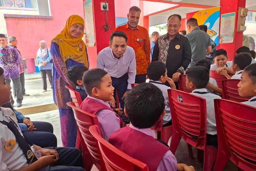 Mohd Azlan menyantuni murid SK Bidor 2 sempena program Kempen Internet Selamat di Tapah pada Khamis.