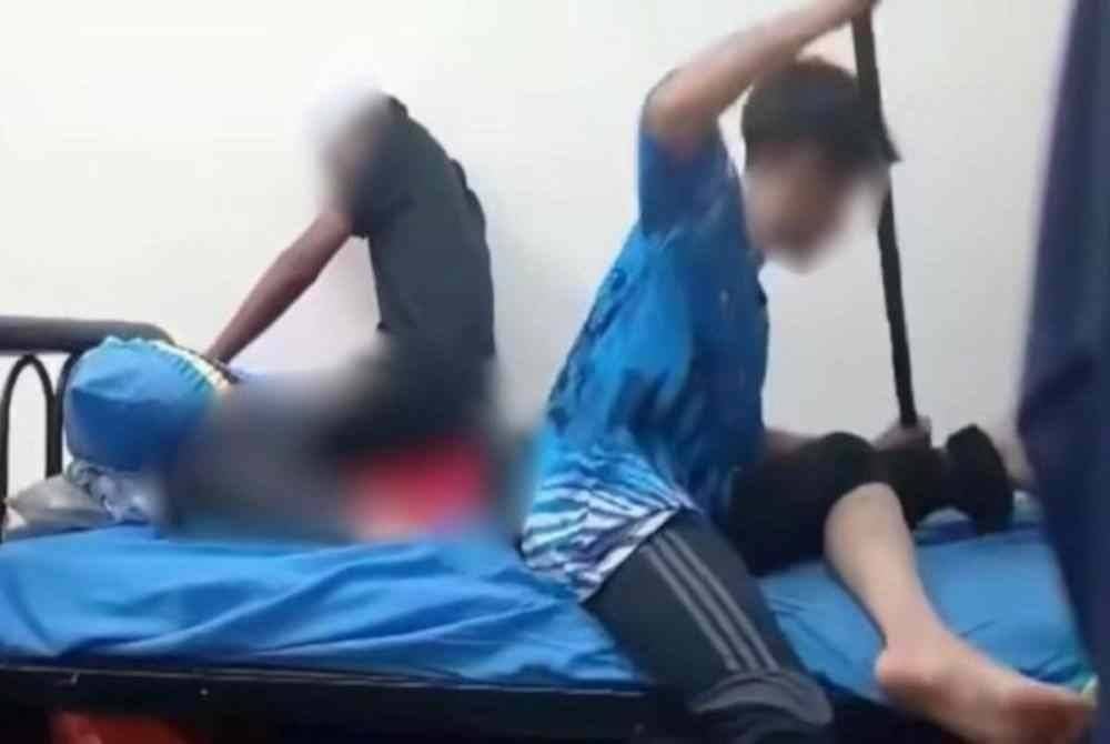 Polis membuka satu kertas siasatan berhubung satu klip video memaparkan insiden buli di sebuah bilik dipercayai asrama yang tular di media sosial sejak pagi Isnin.