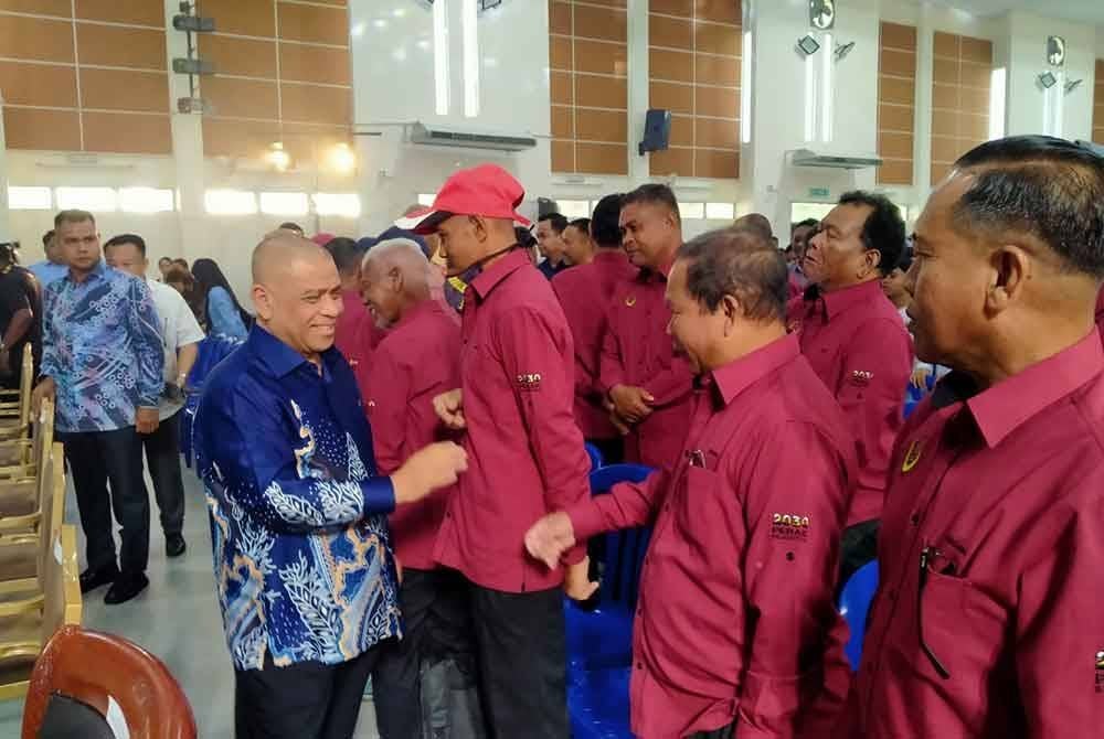 Saarani (kiri) bertemu dengan tok batin yang hadir sempena Seminar Keibubapaan Murid Orang Asli Di Dewan Seri Bitara, Sekolah Menengah Sains Tapah pada Rabu.