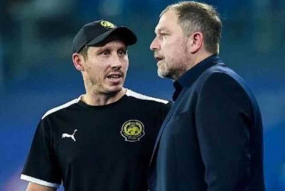 Peter Cklamovski (kanan) bakal hilang orang kanan apabila pembantunya Mark Milligan (kiri) dilapor kembali ke Australia. - Foto Astro ARENA