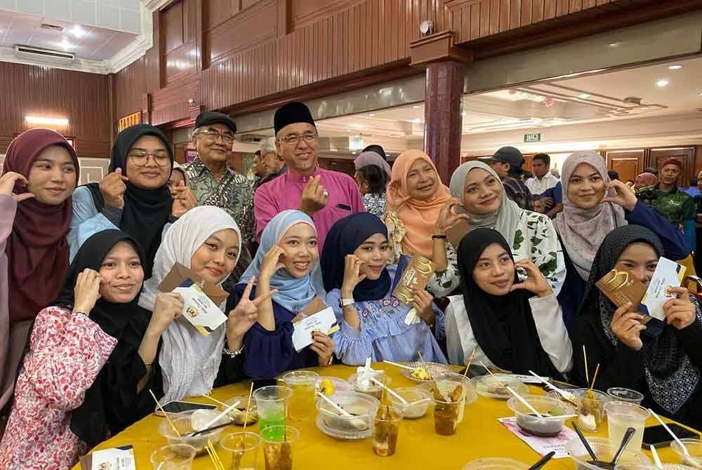 Adly (tengah) bersama sebahagian daripada tetamu yang hadir pada Majlis Sambutan Aidilfitri Madani Peringkat DUN Kota Lama di Kota Bharu pada Khamis.