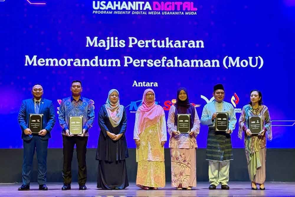 Anfaal (tengah) turut menyaksikan pemeteraian MoU antara WBS dan beberapa rakan strategik utama.