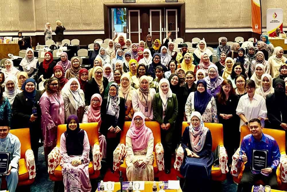 Anfaal (duduk, tengah) menyempurnakan majlis pelancaran di sebuah hotel di Shah Alam pada Khamis.