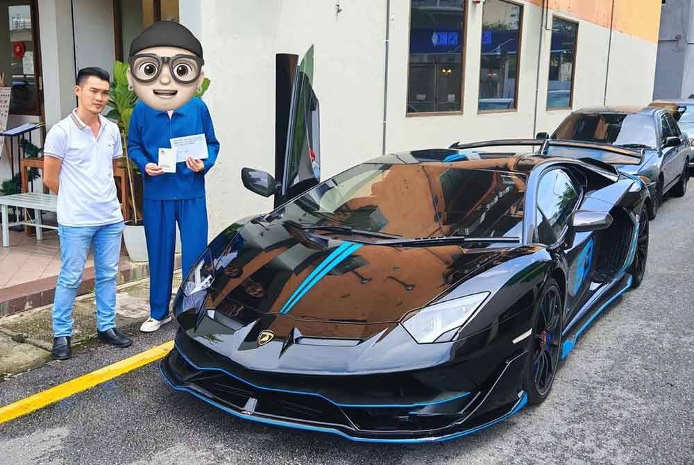 Pembantu Ahli Parlimen Kepong, Dic Lai (kiri) dan Deng Sheng bersama kereta Lamborghini. Foto Deng Sheng