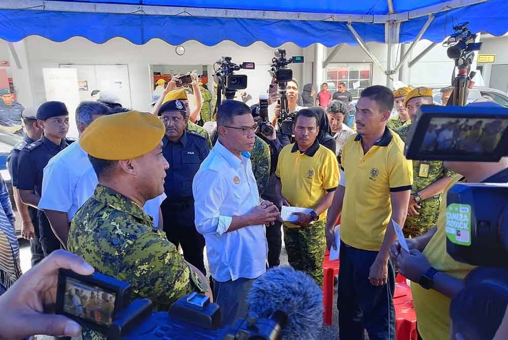 Saifuddin ketika mengadakan lawatan di PPS Masjid Putra Heights, Subang Jaya pada Khamis.