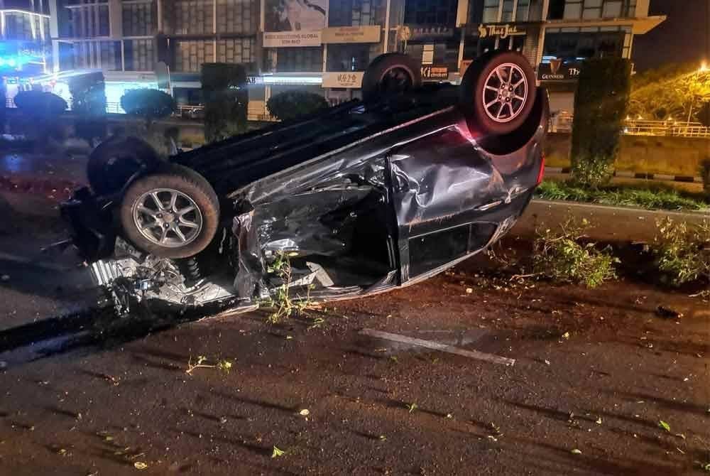 Keadaan kenderaan yang terlibat kemalangan di Jalan Tun Jugah.