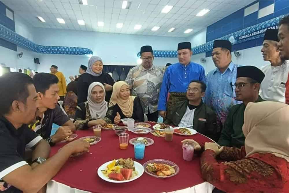 Abdul Hamid (berdiri tiga kiri) dan Ahmad Zulkifli (berdiri empat kiri) meraikan petugas media yang hadir ke Jamuan Hari Raya Aidilfitri LKIM Kedah pada Khamis.