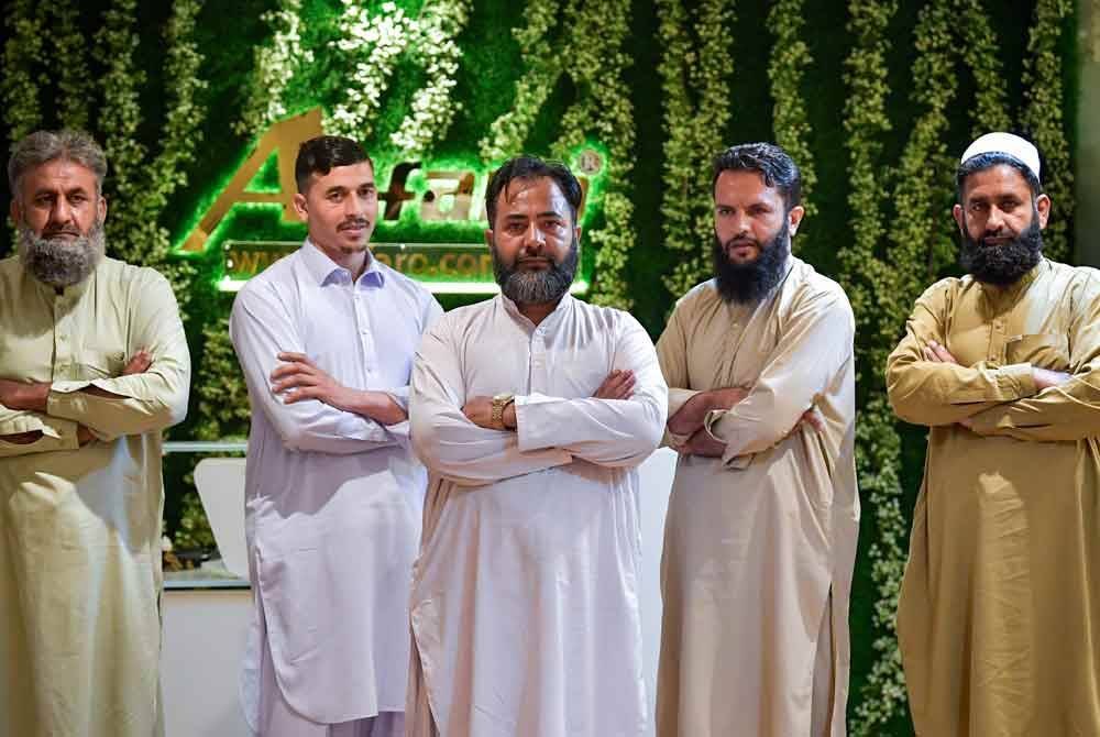 Tindakan berani lima warga Pakistan meredah sungai demi membantu penduduk terkesan dalam insiden kebakaran paip gas di Putra Heights bukan sahaja tular di media sosial, malah mendapat penghargaan rasmi daripada Kedutaan Pakistan di Malaysia. Foto Bernama.