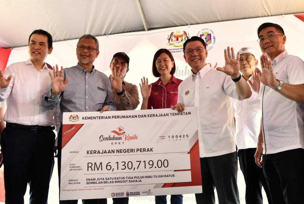 Kor Ming (dua dari kanan) menyerahkan cek cura melibatkan peruntukan RM1.63 juta kepada Exco Perumahan dan Kerajaan Tempatan Perak, Sandrea Ng Shy Ching (tiga dari kanan) untuk pembangunan projek di Parlimen Tapah.