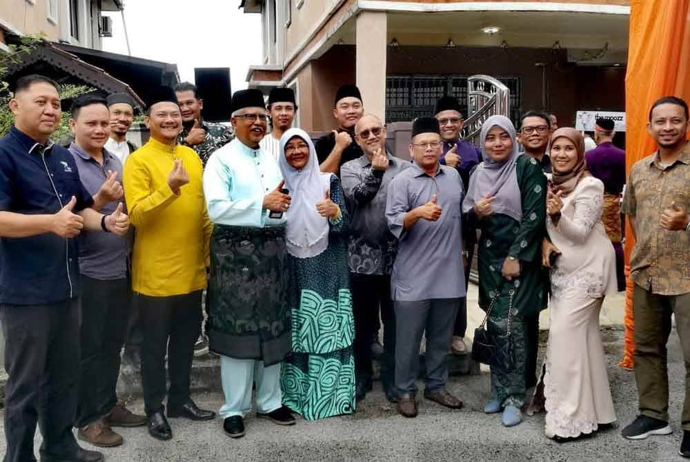 Mahfuz (empat dari kiri) bersama sebahagian tetamu yang hadir ke Rumah Terbuka Aidilfitri di kediamannya di Alor Setar.