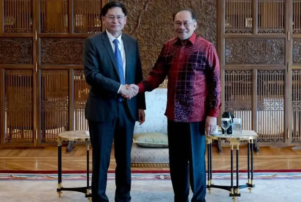 Perdana Menteri, Datuk Seri Anwar Ibrahim hari ini menerima kunjungan hormat daripada Gabenor Guangxi Lan Tianli dan delegasinya yang mencerminkan hubungan kukuh yang telah lama terjalin antara Malaysia dan China.