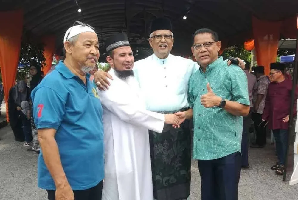 Mahfuz (dua dari kanan) beramah mesra dengan tetamu yang hadir memeriahkan Rumah Terbuka Aidilfitri di kediamannya di Alor Setar.