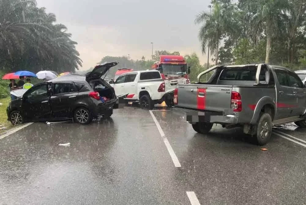 Seorang wanita maut selepas tersepit di tempat duduk pemandu apabila terbabit dalam kemalangan membabitkan tiga kenderaan di Bestari Indah, di sini, pada Khamis.
