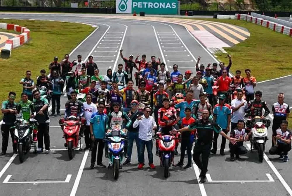 Pelumba bersama jentera masing-masing pada Khamis. Foto: Cub Prix