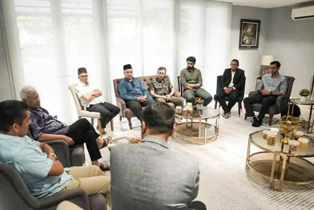 Hamzah (tiga dari kanan) bertemu dengan ahli keluarga Yusoff Rawther, baru-baru ini. Foto ihsan FB Datuk Seri Hamzah Zainuddin