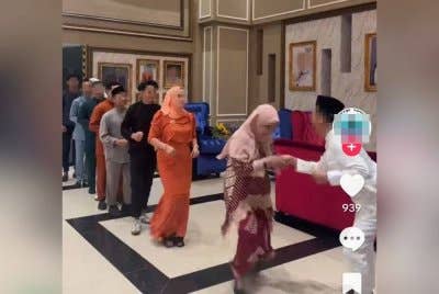 Satu trend baharu di media sosial mencuri tumpuan iaitu aksi menari sambil mengambil duit raya. Gambar hiasan