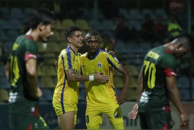 Aleksandar Cvetkovic (kiri) meledak gol kedua Tok Gajah ketika menentang KDA FC di Temerloh.