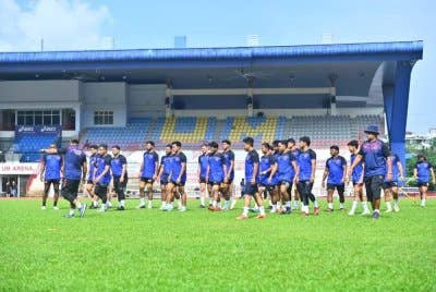 Pemain-pemain Bunga Raya 15s giat menjalani latihan Fasa Tiga di Arena Universiti Malaya (UM) pada Rabu.