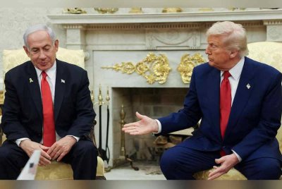 Trump (kanan) dalam pertemuan dengan Netanyahu (kiri) di Oval Office, White House, pada 7 April 2025. -Gambar fail/Reuters