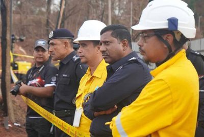Hussein (dua dari kanan) meninjau proses siasatan di lokasi letupan saluran paip gas di Putra Heights, Subang Jaya. Foto Polis Selangor
