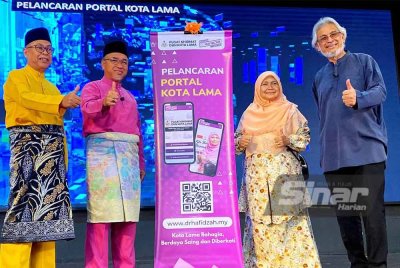 Adly (dua, kiri) bersama Dr Hafidzah dan Khalid (kanan) semasa merasmikan Majlis Sambutan Aidilfitri Madani Peringkat DUN Kota Lama di Kota Bharu pada Khamis.