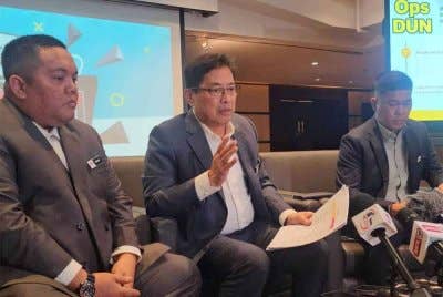 Azam ketika sidang akhbar selepas menyempurnakan majlis Cakna Rasuah SPRM bersama Media Sabah di Kota Kinabalu pada Khamis.