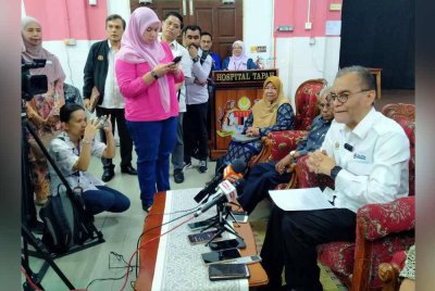 Dr Dzulkefly (kanan) ketika sidang akhbar selepas menghadiri Majlis Penerapan Nilai-Nilai Murni dan Ramah Mesra Bersama Warga Kesihatan Daerah Batang Padang di Hospital Tapah pada Khamis.