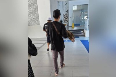 Bapa mangsa membawa jenazah untuk solat jenazah.