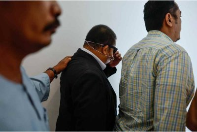 Bekas Ketua Penolong Pengarah Bahagian Pentadbiran Undang-Undang Syariah di Jabatan Hal Ehwal Agama Islam Perlis (JAIPs), Muhammad Hafeez Abu Seman, 46, mengaku tidak bersalah di Mahkamah Sesyen hari ini atas tujuh pertuduhan pengubahan wang haram lebih RM300,000 pada 2022, 2023 dan 2024. Foto Bernama